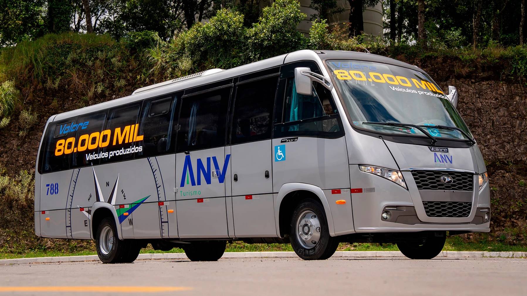Micro-ônibus Volare branco e azul
