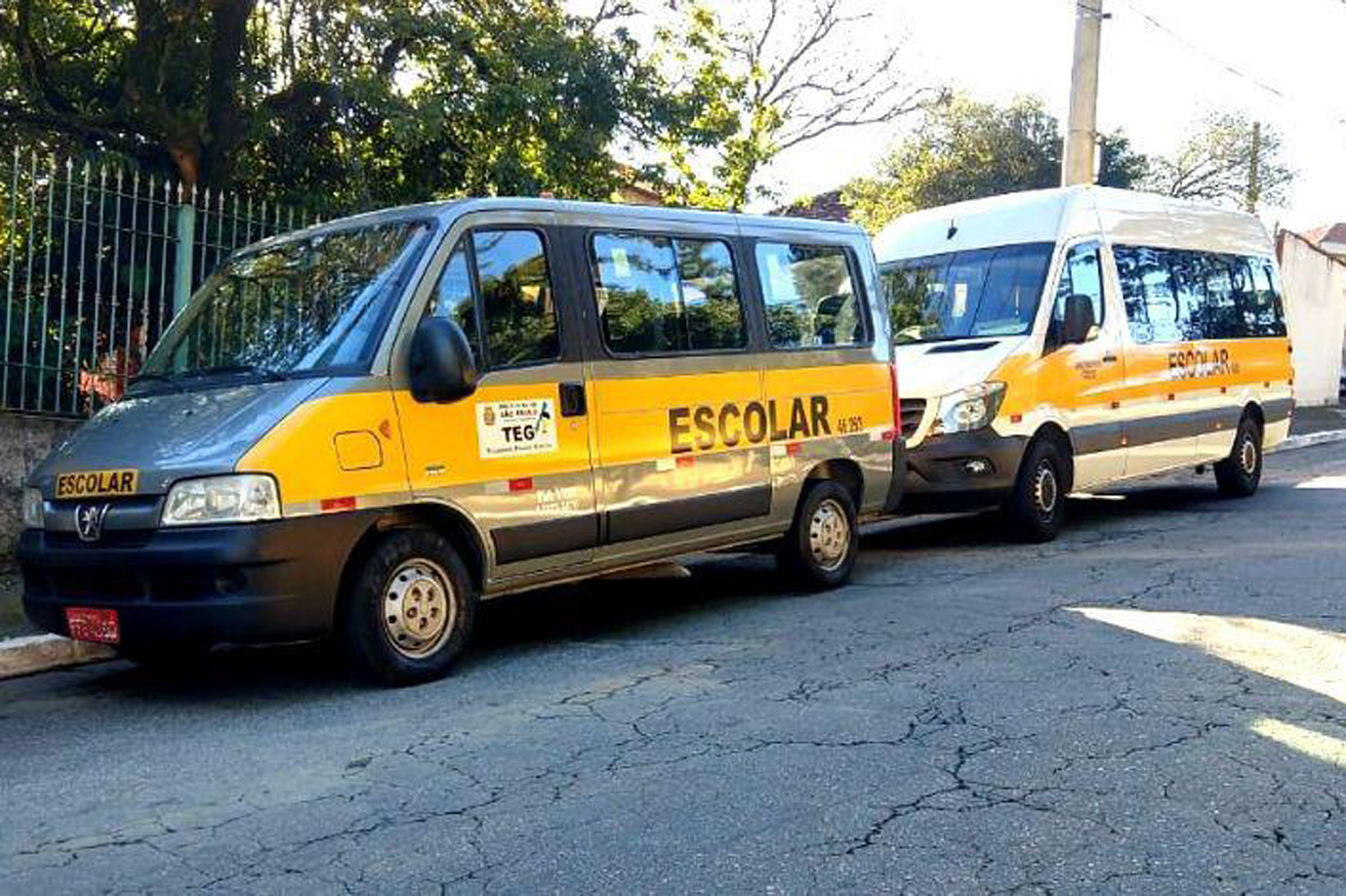 Ônibus escolar amarelo em estrada de terra