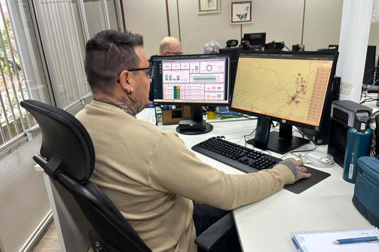 Motorista de van escolar sorrindo
