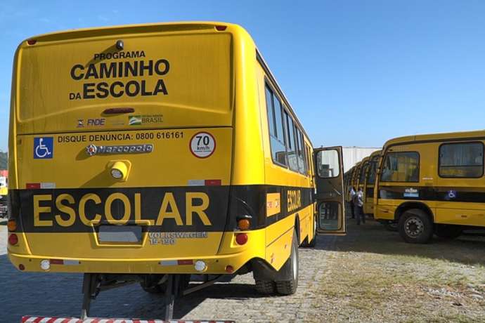 Ônibus escolar amarelo adaptado