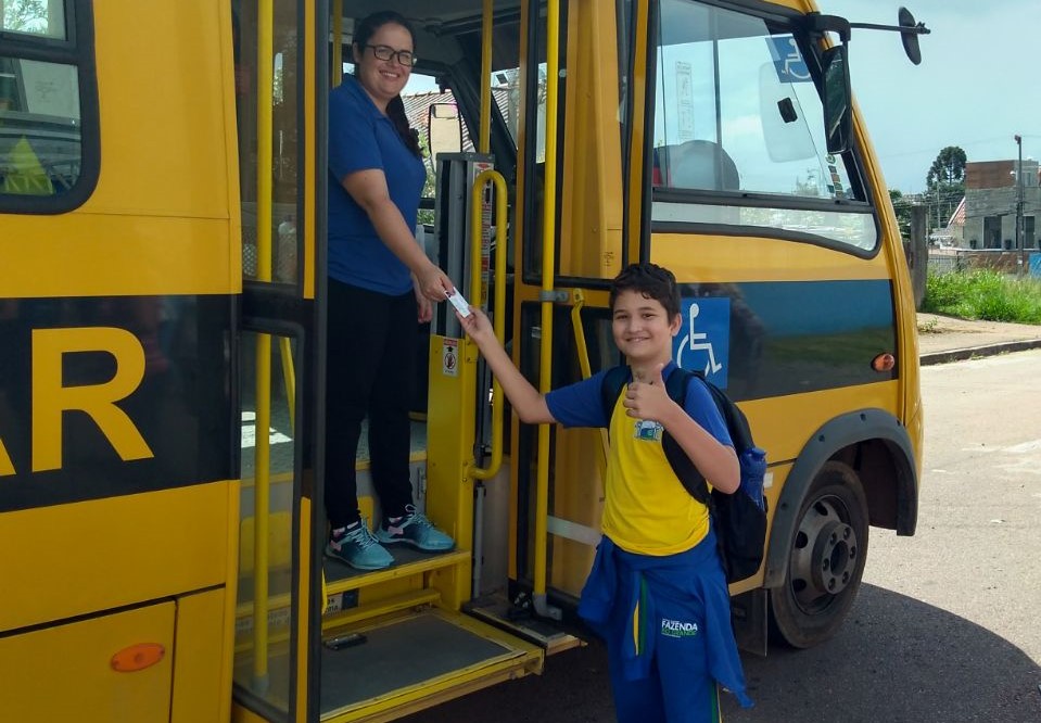 Van escolar amarela vista de frente